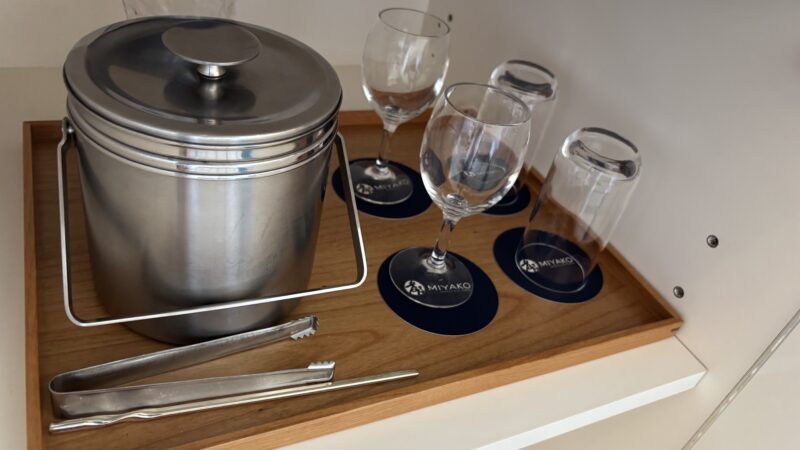 都リゾート志摩ベイサイドテラスのスーペリアツインに置かれているワイングラスなど