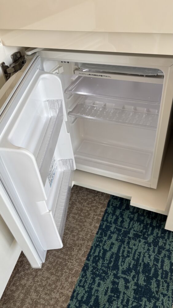 都リゾート志摩ベイサイドテラスのスーペリアツインにある冷蔵庫