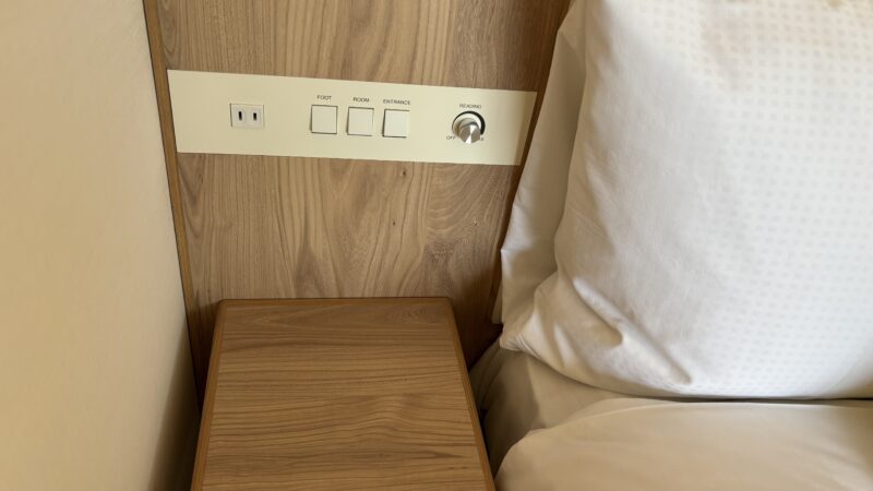 都リゾート志摩ベイサイドテラスのスーペリアツインのベッドサイドのコンセント口やスイッチ類