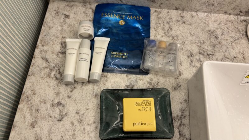 都リゾート志摩ベイサイドテラスのスーペリアツインの洗面台に置かれていたスキンケア用品