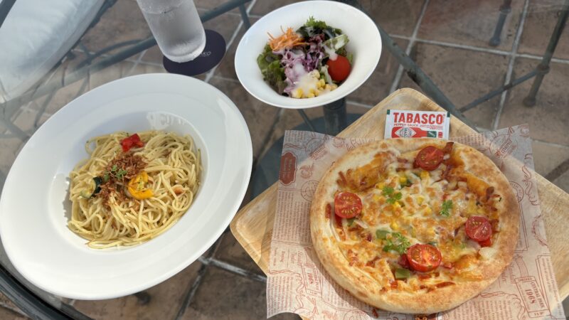 都リゾート志摩ベイサイドテラスの「カフェラウンジ＆カフェテラス」のテラス席で食べたパスタやピザ