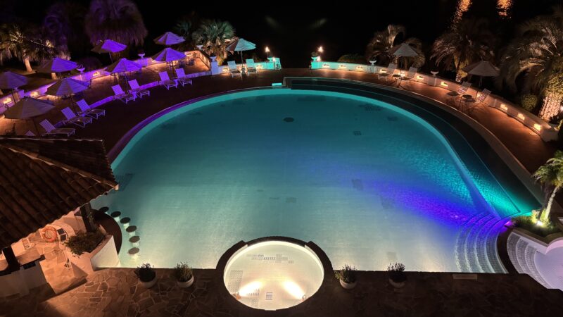 都リゾート志摩ベイサイドテラスのロビーから見た夜のプールサイド