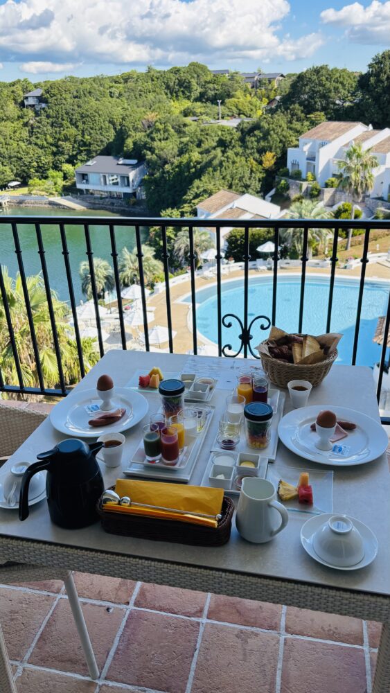 都リゾート志摩ベイサイドテラスのスーペリアツインのテラスで食べた朝食