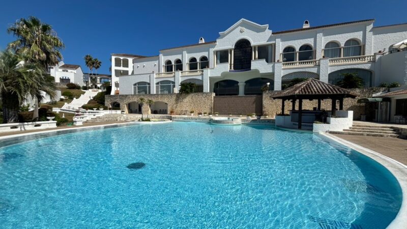 都リゾート志摩ベイサイドテラスの南欧風の建物とプール