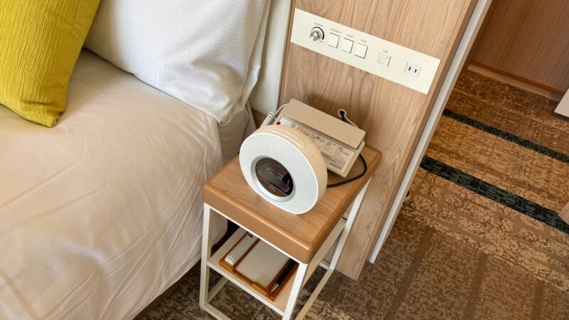 都リゾート志摩ベイサイドテラスのスーペリアツインのベッドサイドにあるBluetooth対応スピーカー