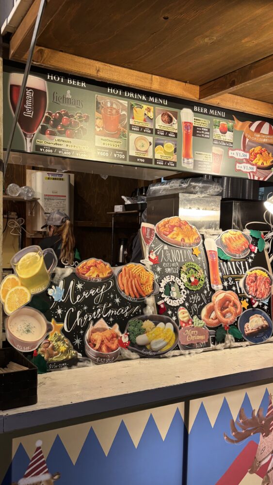 梅田スカイビルのクリスマスマーケットで売っているカリーブルストなどのメニュー