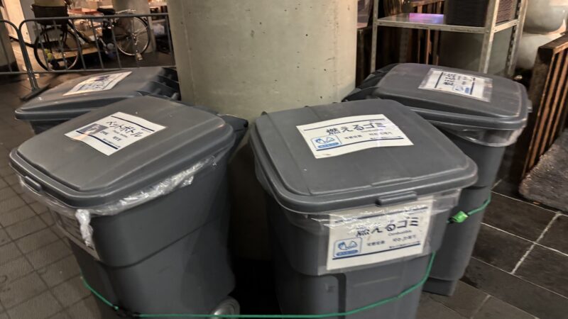 梅田スカイビルのクリスマスマーケットに設置されているゴミステーション