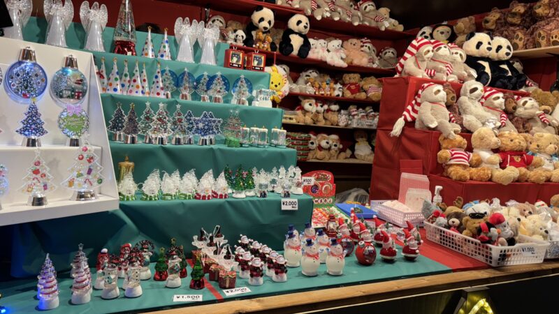梅田スカイビルのクリスマスマーケットで販売されているクリスマスのインテリアなど