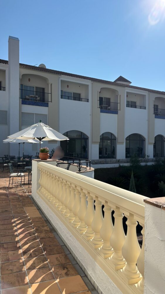 都リゾート志摩ベイサイドテラスの「カフェラウンジ＆カフェテラス」のテラス席