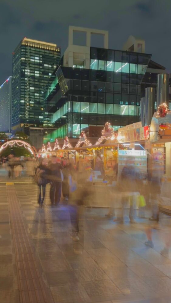 梅田スカイビルのクリスマスマーケットの屋台の雰囲気