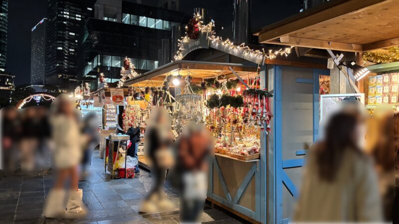 梅田スカイビルのクリスマスマーケットで販売されているクリスマスオーナメントなど