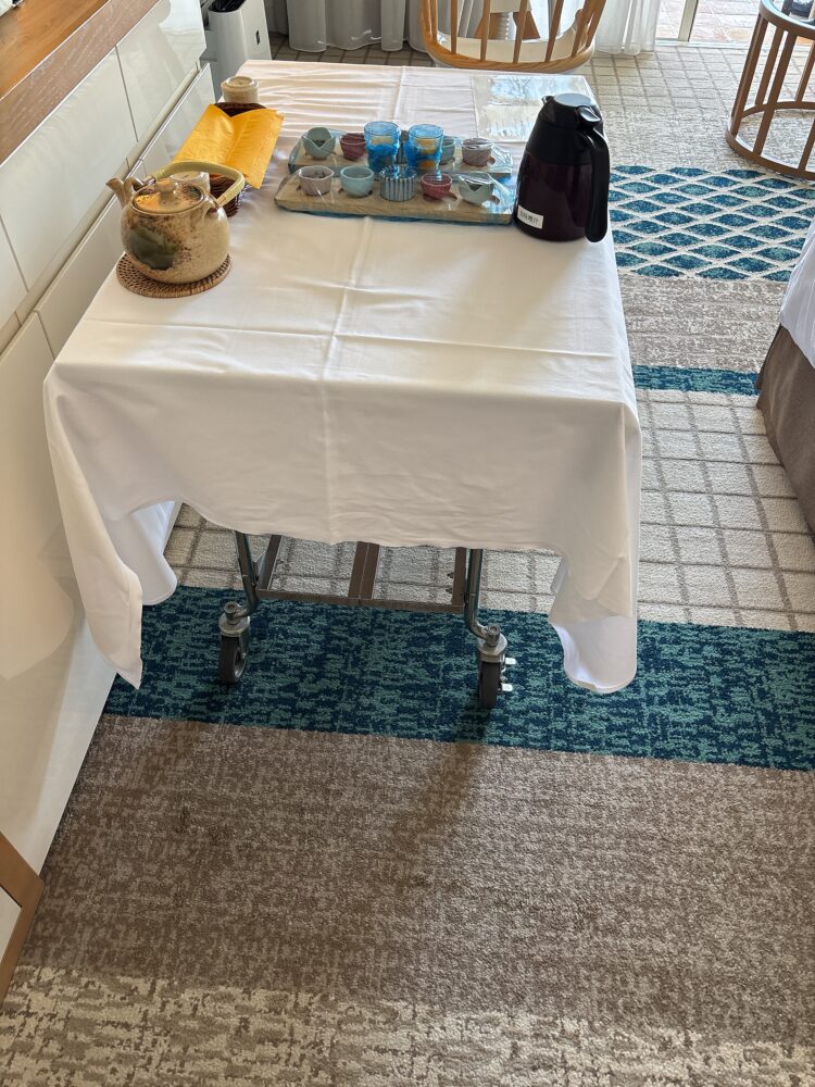 都リゾート志摩ベイサイドテラスの客室のテラスに朝食をセッティングする様子