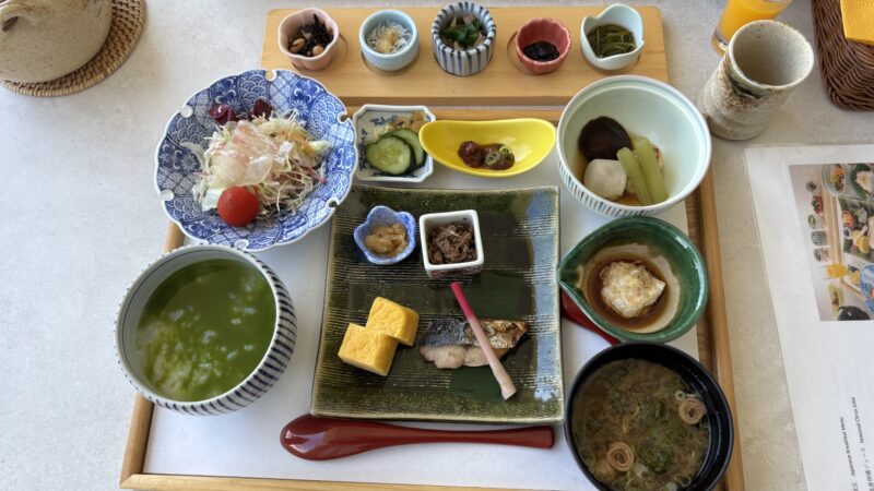 都リゾート志摩ベイサイドテラスの客室のテラスで食べる朝食で和食を選択した日