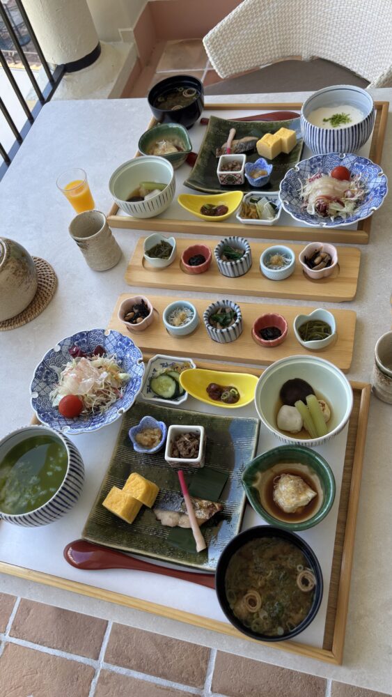 都リゾート志摩ベイサイドテラスの客室のテラスで食べる和食朝食