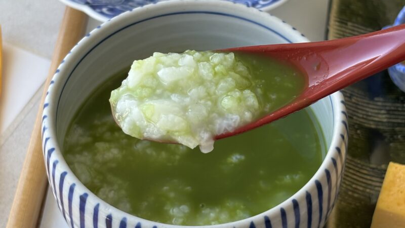 都リゾート志摩ベイサイドテラスの客室のテラスで食べる和食朝食の伊勢茶粥