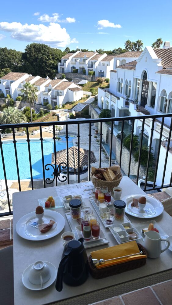 都リゾート志摩ベイサイドテラスの客室のテラスで食べる朝食