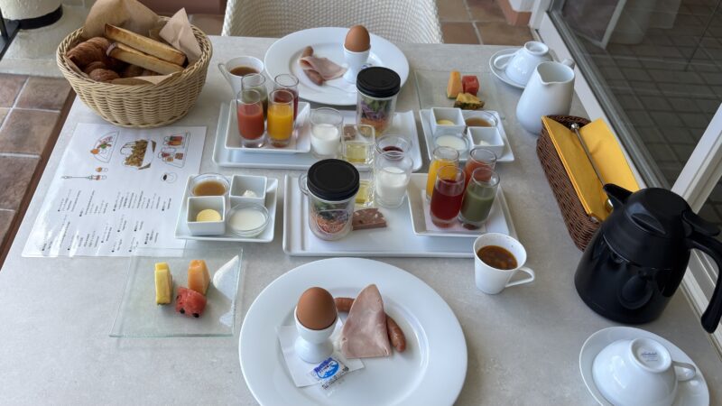 都リゾート志摩ベイサイドテラスの客室のテラスで食べる朝食で洋食を選択した日