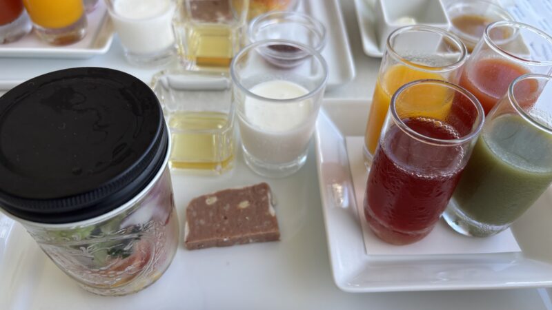 都リゾート志摩ベイサイドテラスの客室のテラスで食べる朝食で洋食を選択した日のサラダやドリンク類