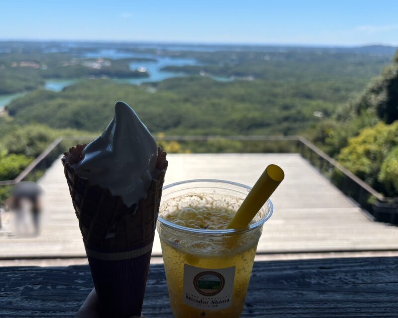 天空カフェテラス ミラドール志摩で購入した天空トロピカルソーダとソフトクリーム
